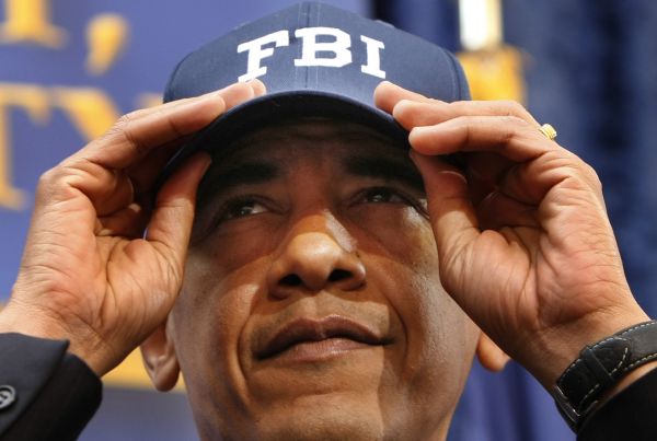 Americký prezident dostal před týdnem od ředitele FBI kšiltovku.